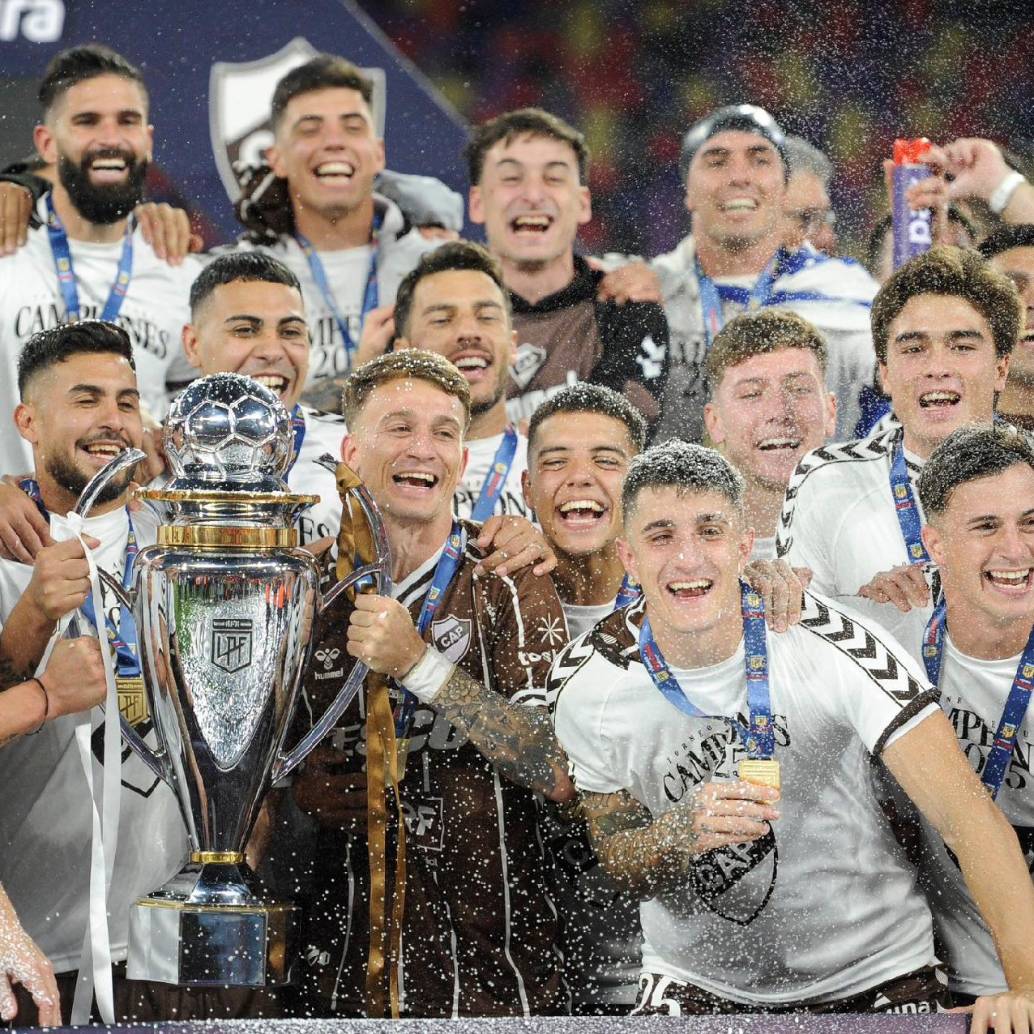 Platense levantó su primera copa en su historia. FOTO X-PLATENSE