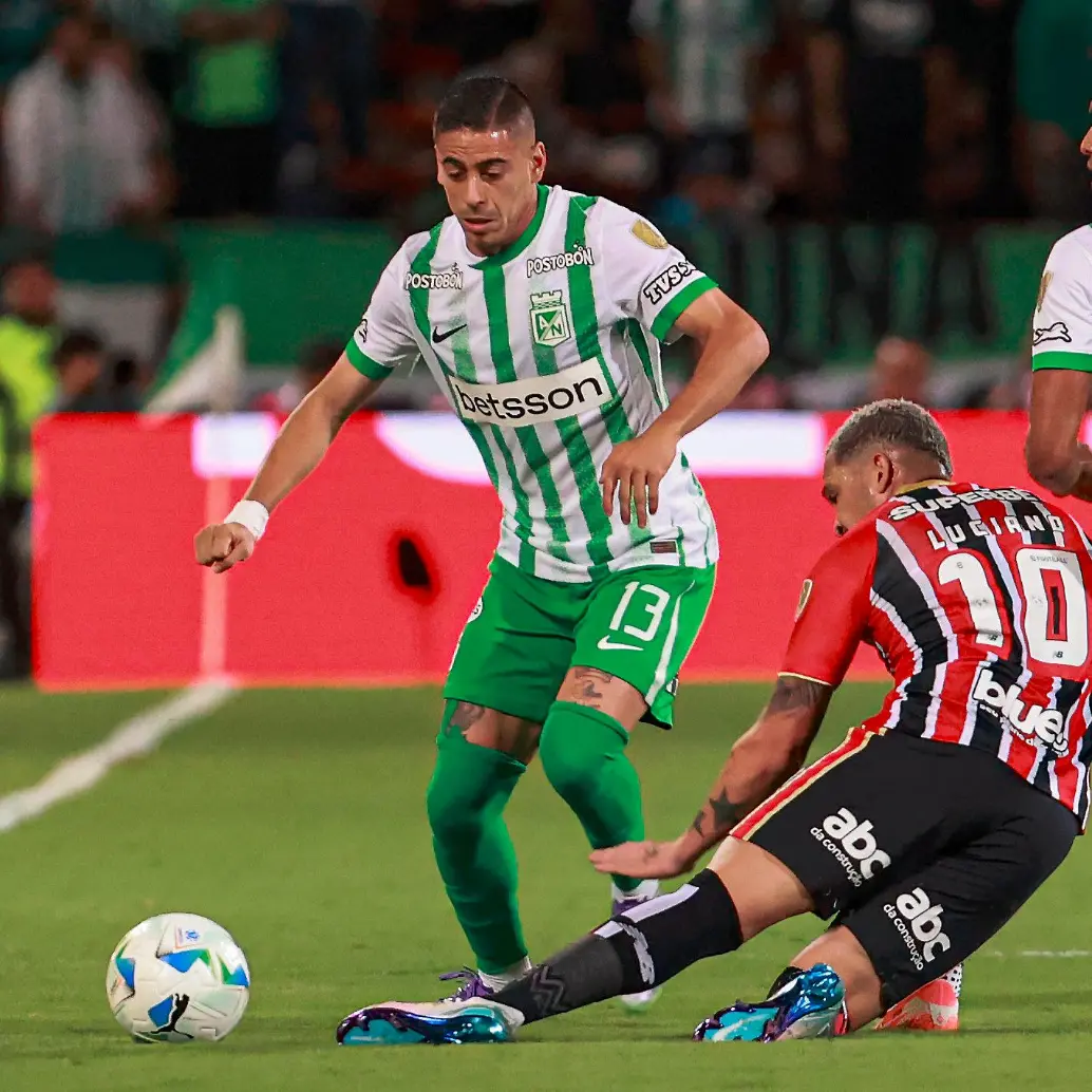 En la imagen aparecen Camilo Cándido y William Tesillo, de Atlético Nacional, durante el duelo frente a Sao Paulo. FOTO MANUEL SALDARRIAGA