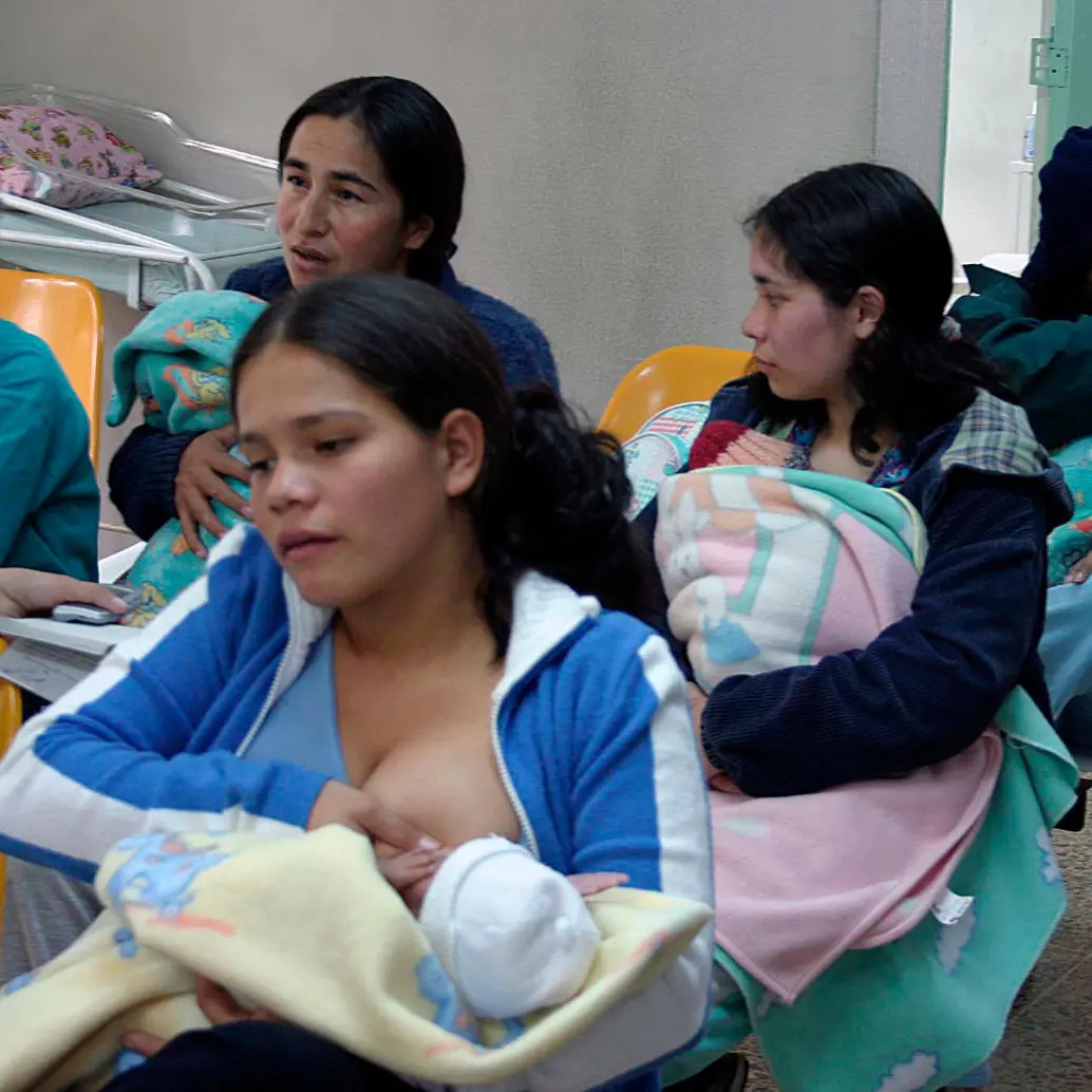 Las mujeres enfrentan desafíos particulares a la hora de acceder a la atención médica. Foto Colprensa.