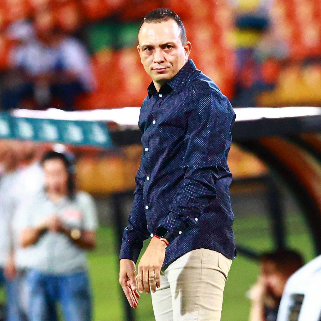 El entrenador Alejandro Restrepo dirige al Medellín desde el 7 de agosto del 2024. En ese tiempo ha llevado a los rojos a dos finales (una de Liga y una de Copa). Busca la tercera. Foto: Manuel Saldarriaga