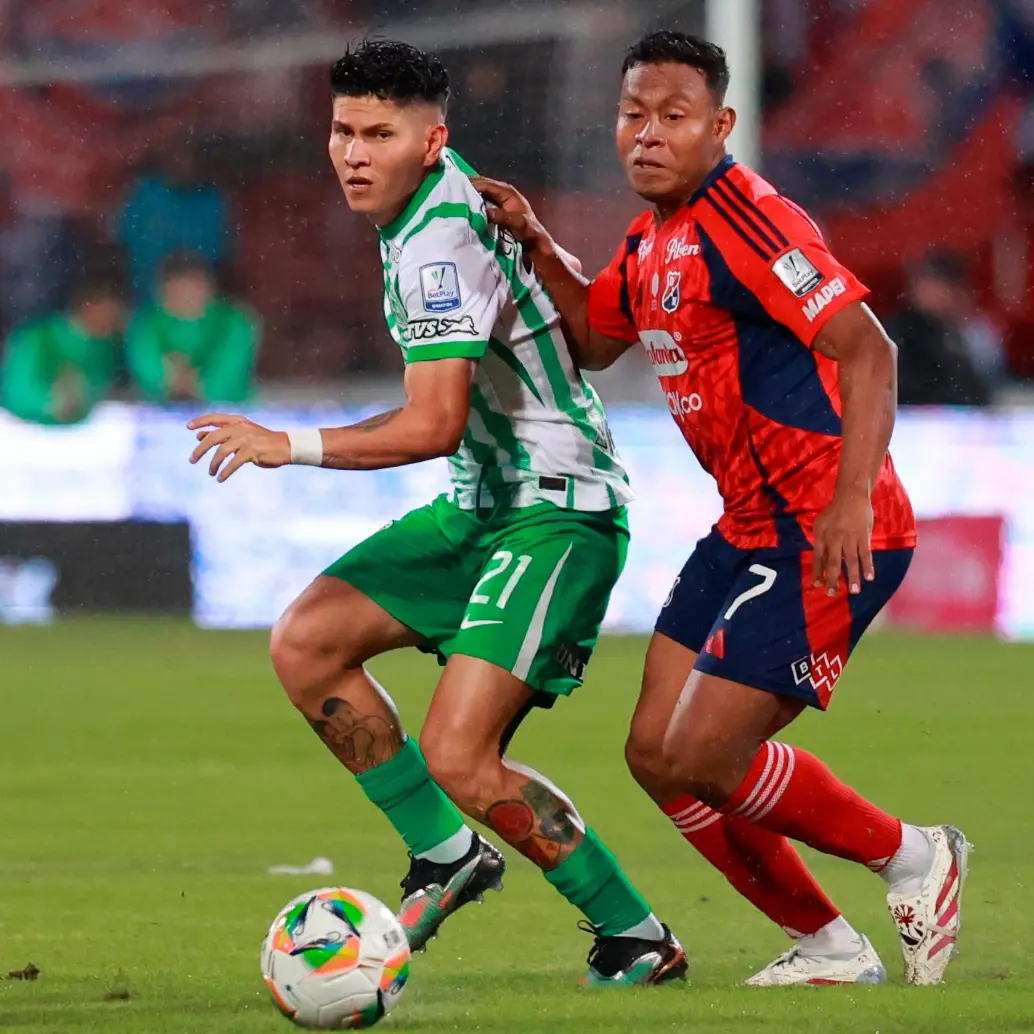 Jorman Campuzano y Léider Berrío durante el último clásico entre DIM y Nacional. FOTO MANUEL SALDARRIAGA