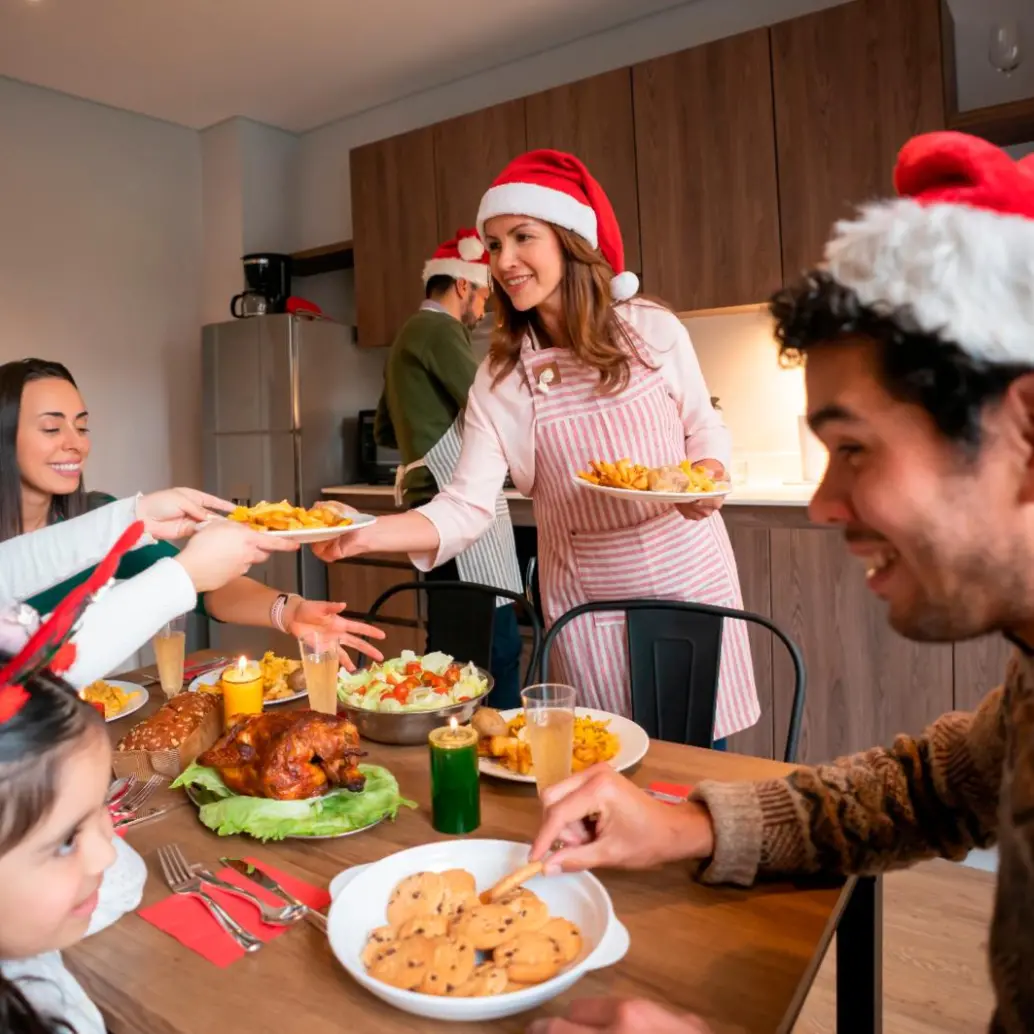 La navidad es la época de las familias. Le contamos de dos recetas para descrestar a sus invitados. Foto: Getty.