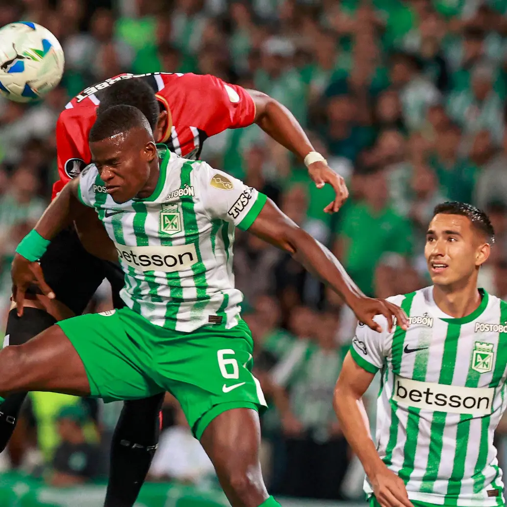 En la imagen aparece Andrés Román en la disputa de un balón con uno de los jugadores de Sao Paulo en el partido de ida. FOTO MANUEL SALDARRIAGA