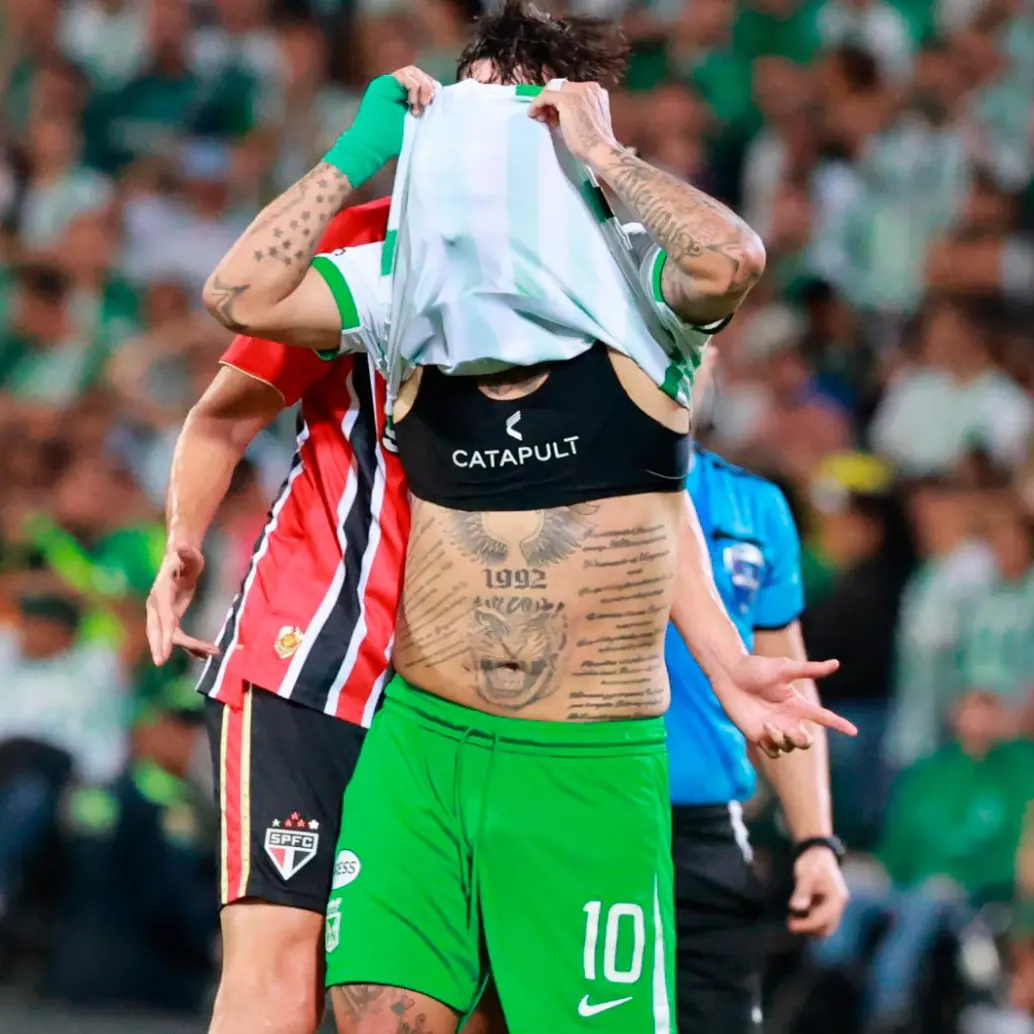 Edwin Cardona lamenta la mala definición en los penaltis, a pesar del respaldo de sus compañeros. FOTO MANUEL SALDARRIAGA