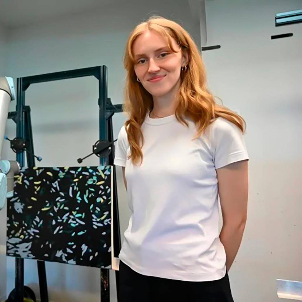 Ella es Audrey-Ève Goulet, la artista creadora de esta idea con el brazo robótico. FOTO AFP