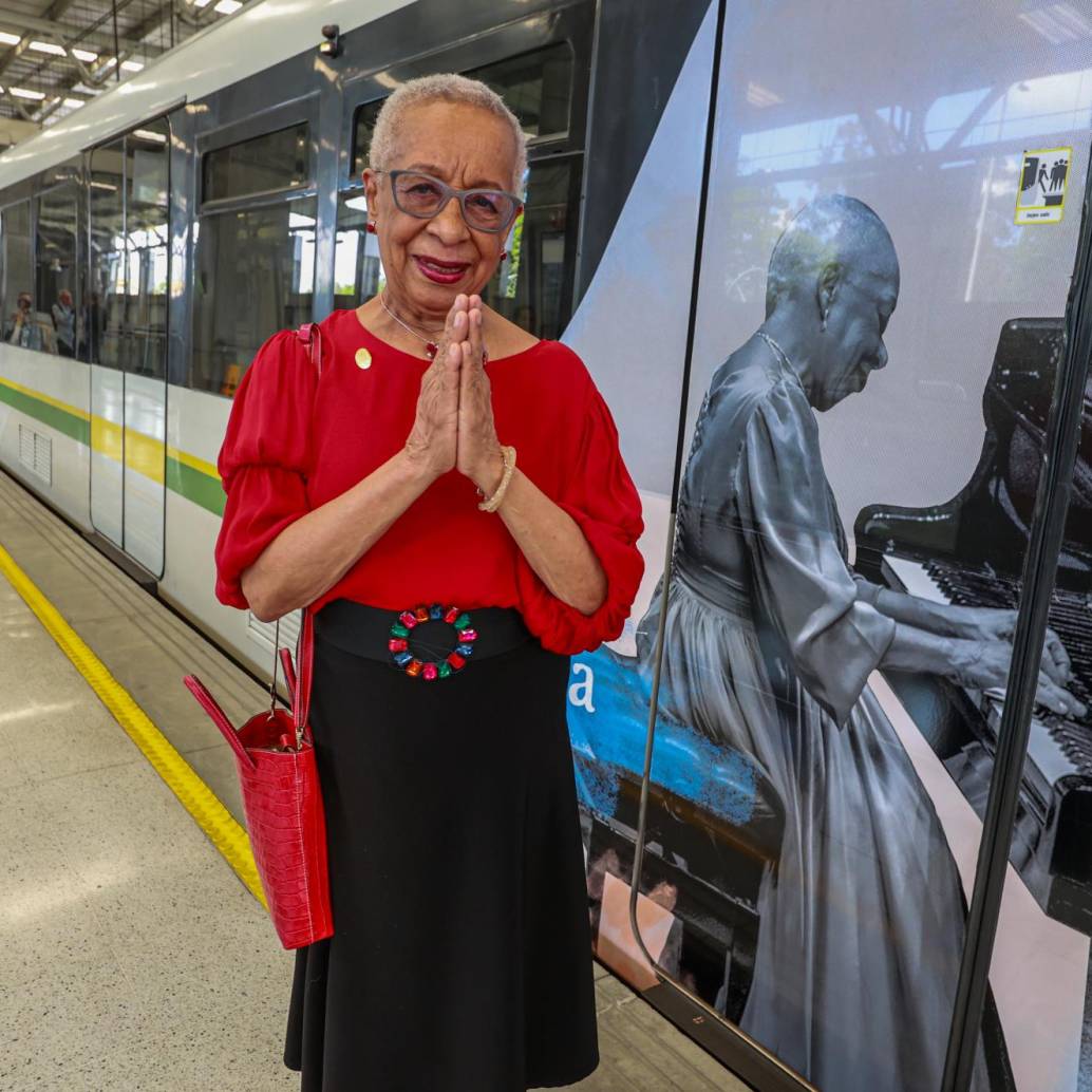 La emoción de la maestra en su tren del Metro de Medellín. Foto: Manuel Saldarriaga Quintero.