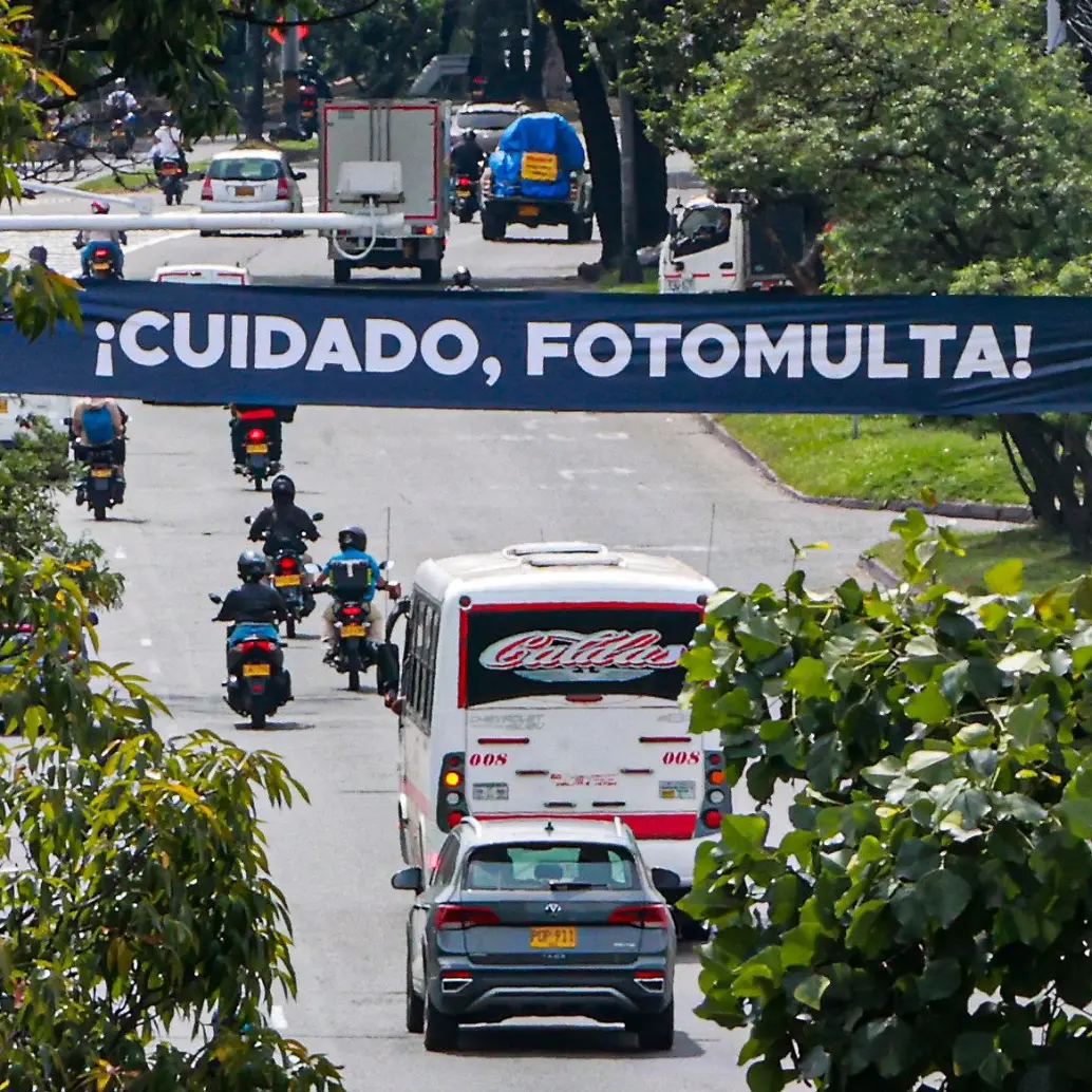 Así son los avisos que la Alcaldía de Medellín instaló en varios corredores viales de la ciudad para alertar a los conductores sobre la ubicación de las fotomultas. FOTO: Manuel Saldarriaga