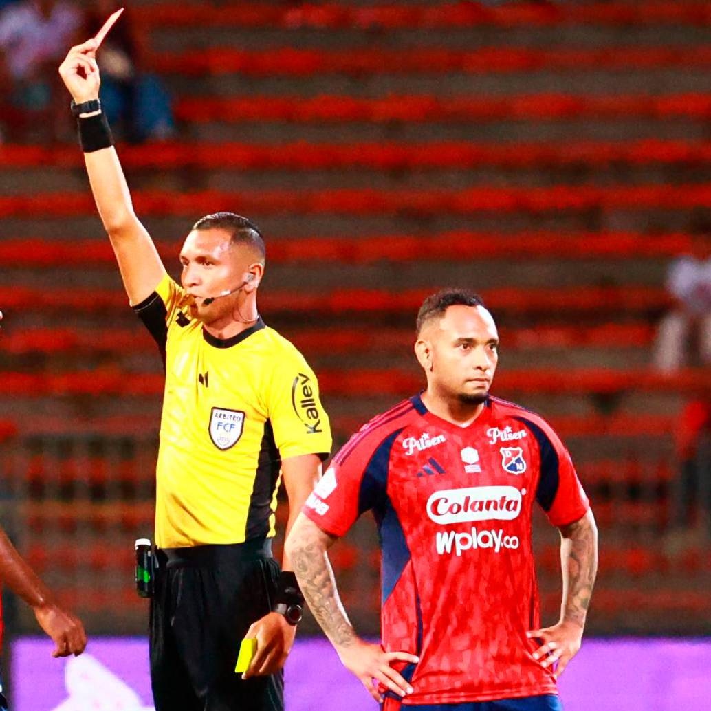 El juez central del partido, Álvaro Meléndez, expulsó al futbolista Brayan León Muñiz en el duelo contra Santa Fe, válido por los octavos de final de la Copa Betplay. FOTO: MANUEL SALDARRIAGA