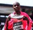 El keniano Sabastian Sawe hizo historia en el Maratón de Londres al romper la barrera de las dos horas con un tiempo de 1h59:30. FOTO GETTY