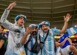 Con turbantes y otros accesorios los argentinos llegaron al estadio para acompañar a su Selección en el duelo ante Australia. FOTO JUAN ANTONIO SÁNCHEZ 