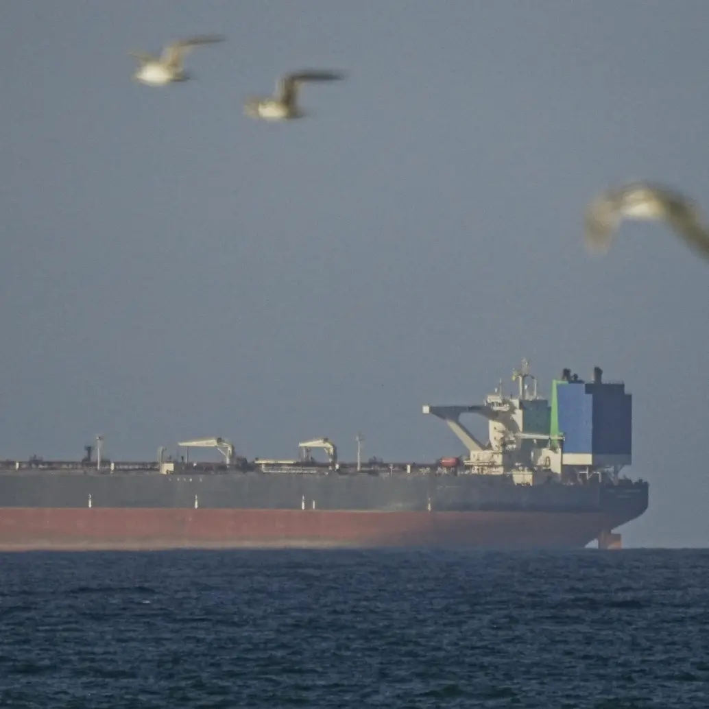 El ejército iraní afirma que el Estrecho de Ormuz está cerrado de nuevo, lo que obliga a los barcos a retroceder. Todo esto menos de un día después de que lo declararan abierto. Teherán afirma que se mantendrá cerrado hasta que EE. UU levante el bloqueo de los puertos iraníes. FOTO: AFP.