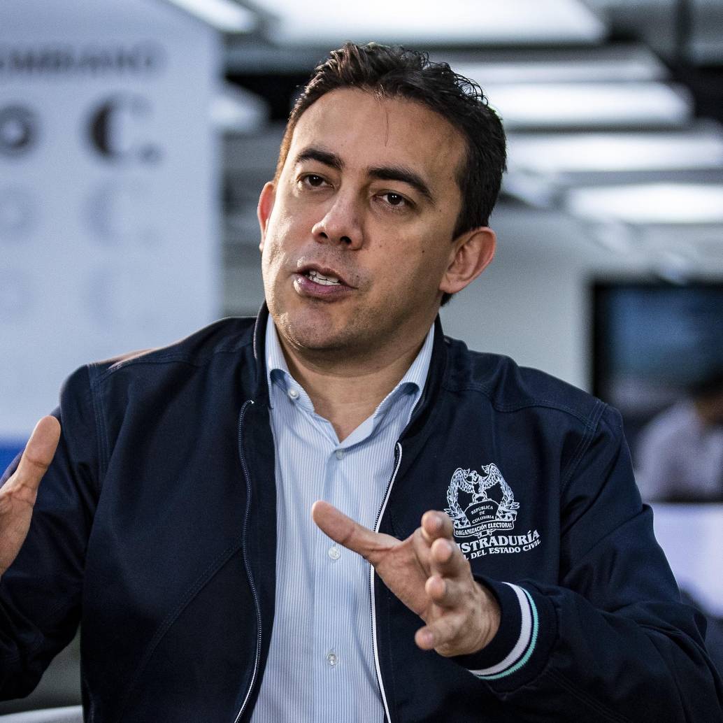 Descripción: Registrador Nacional del Estado Civil en entrevista en la sala de redacción de el periódico El Colombiano. Personajes: Alexander Vega Rocha. Fecha de evento: 10/02/2022. Foto: Jaime Pérez Munévar