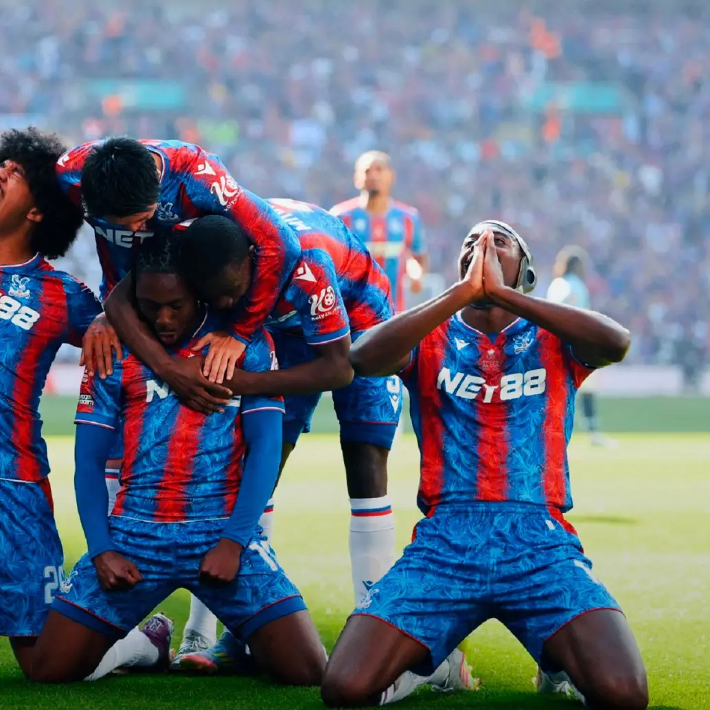Festejo de los jugadores de Crystal Palace tras la única anotación del partido por parte de Eberechi Eze. FOTO: Tomada de X @CPFC
