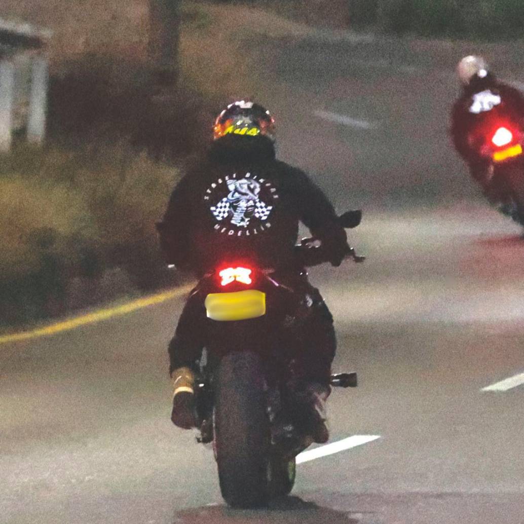 En Las Palmas, habitualmente, las autoridades realizan dos controles para evitar las carreras de carros y motos, y los tradicionales piques. Ahora buscan evadirlos subiendo por Los Balsos. FOTO Manuel Saldarriaga.