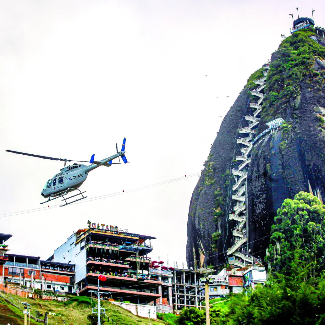 La operación de helicópteros turísticos en Guatapé empezó formalmente desde el 2019, cuando la Aerocivil entregó licencias. Por pedido de los habitantes solo volaban de 1:00 p.m. a 5:00 p.m. FOTO Manuel Saldarriaga