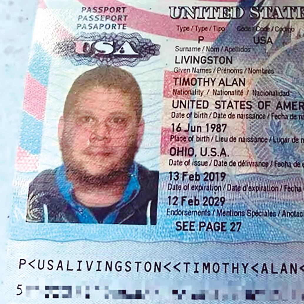 Pasaporte del turista estadounidense Timothy Alan Livingston, quien fue sorprendido con dos menores de edad en un hotel en El Poblado, en Medellín. Es buscado desde hace dos años. FOTO: Cortesía Migración