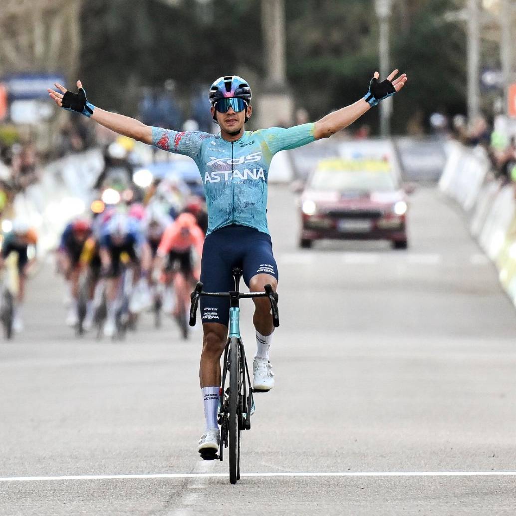 Harold Tejada y una imagen para el recuerdo tras ganar en la París-Niza. FOTO X-París-Niza