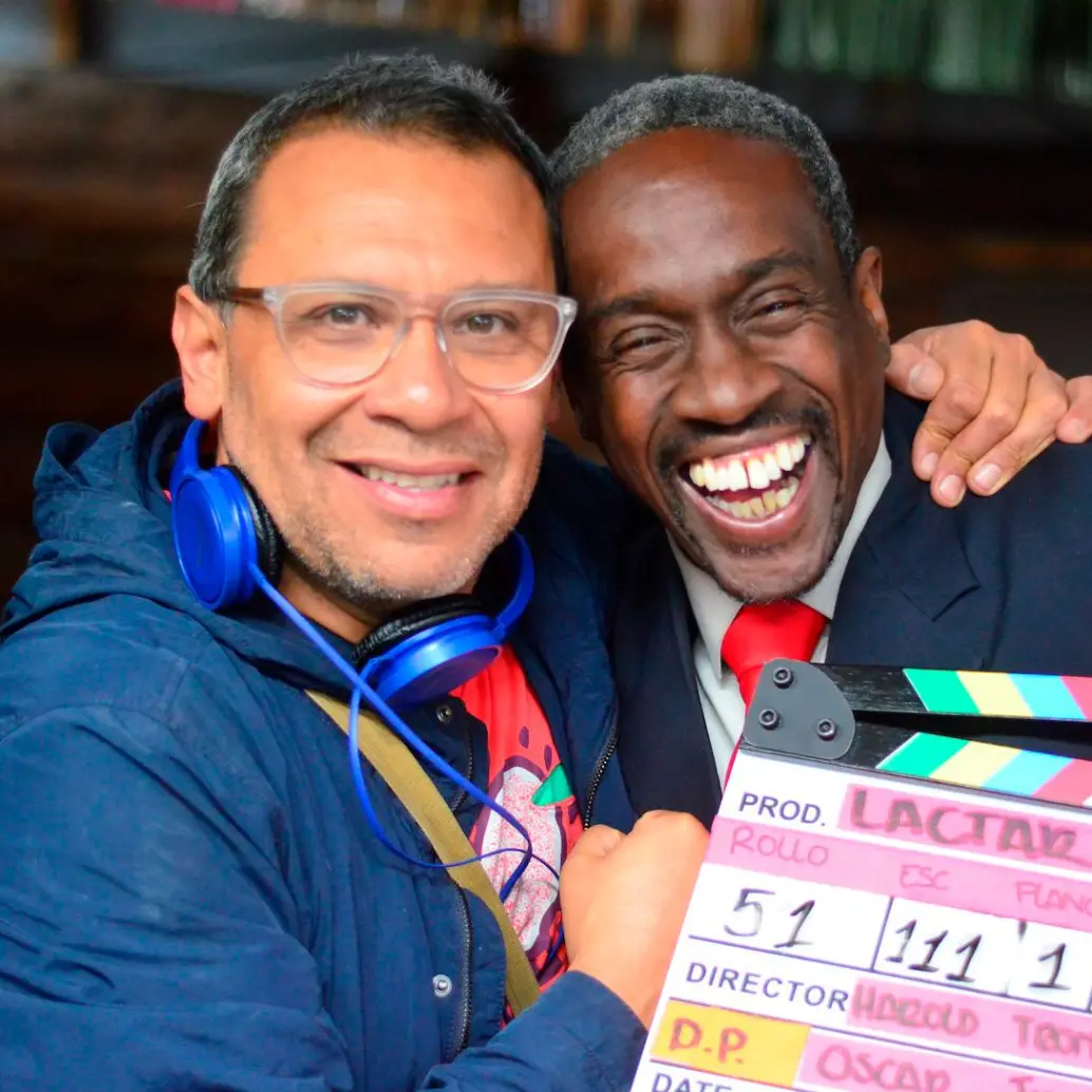 Harold Trompetero con el actor Julián Díaz en medio de las grabaciones de Lactar. FOTO Cortesía