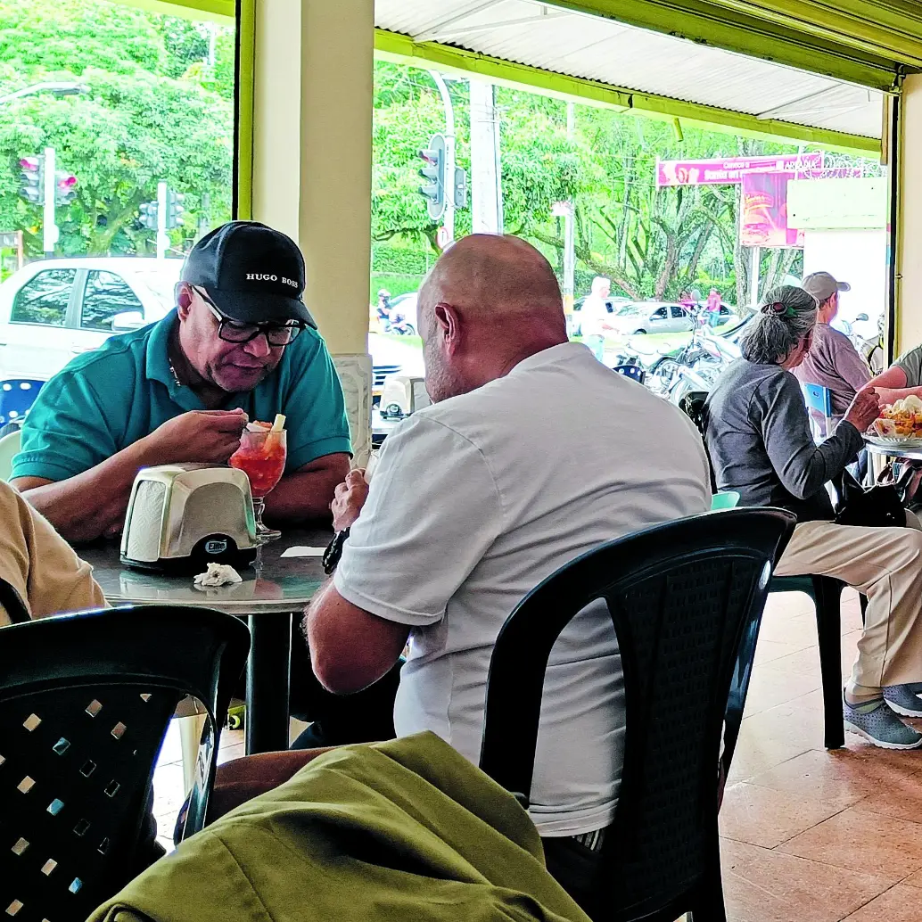 Aunque casi todos los conocen como los salpicones de Campos de Paz o los “Salpimuertos”, su nombre real es Melón y Salpicón y Salón de Frutas Curuba, dos locales que deberán cerrar por el paso del Metro de la 80. Más de 30 personas quedarían sin empleo. FOTO Cristian Álvarez