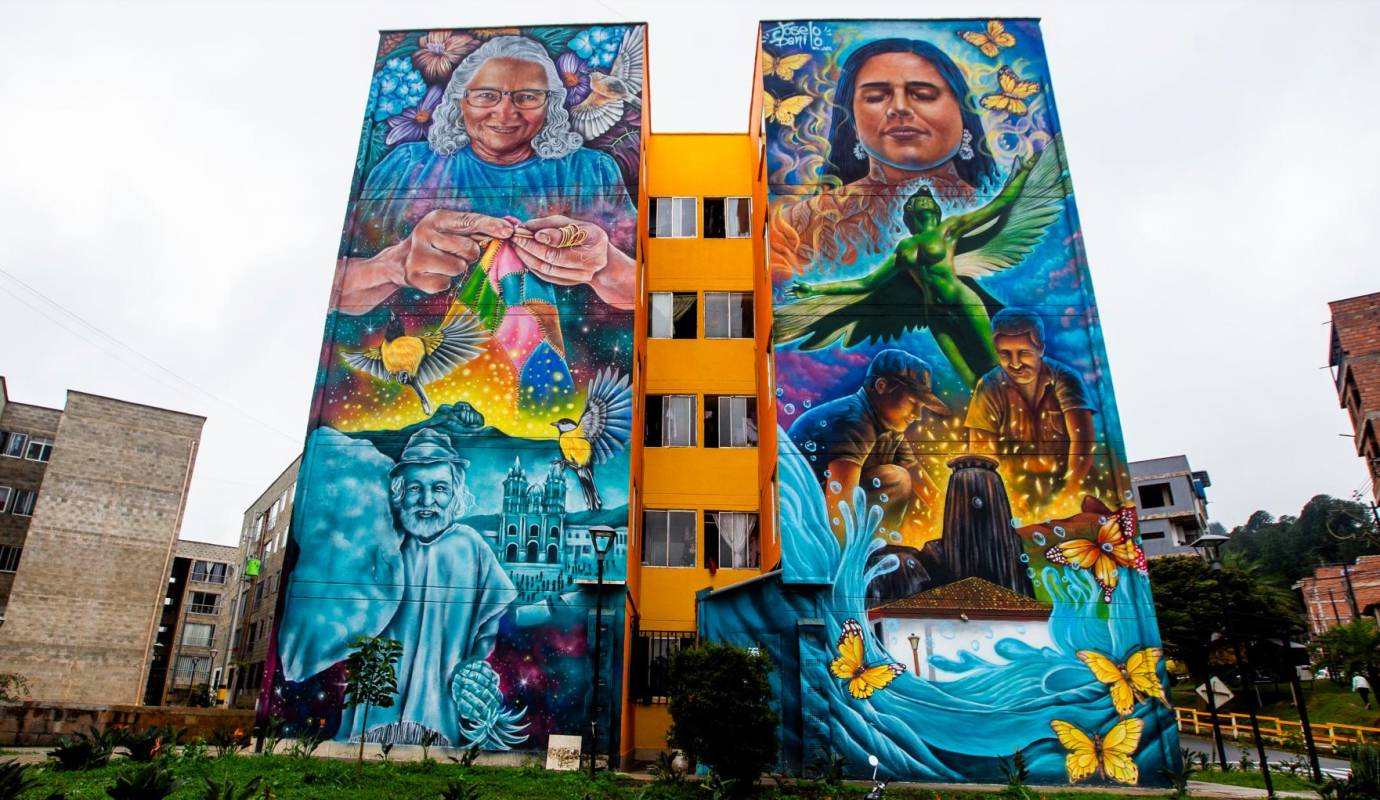 En El Peñol, los murales hacen un homenaje a los ancianos del municipio, así como a los conocimientos ancestrales que estos les heredaron a las nuevas generaciones. Foto: Julio Herrera