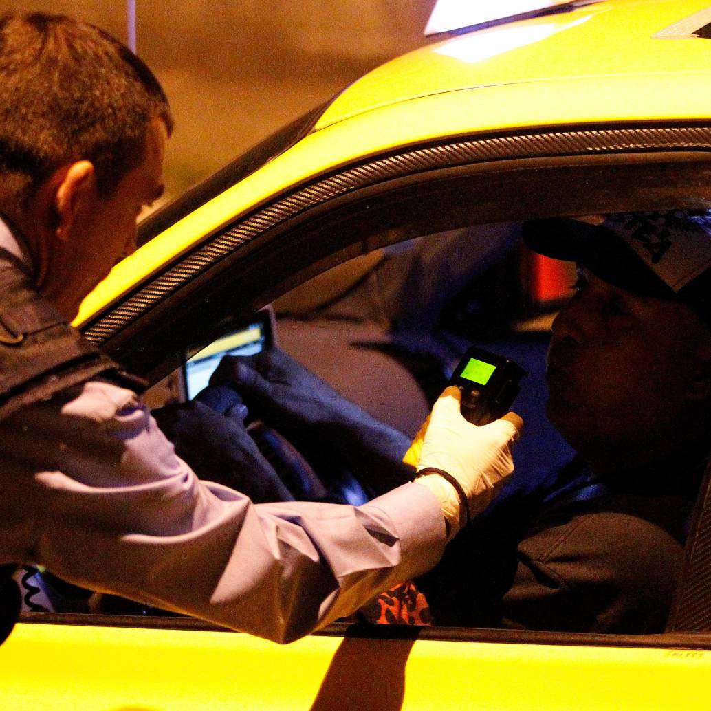 Al taxista sorprendido manejando bajo los efectos del alcohol en Envigado, que ya era reincidente, le cancelaron su licencia. A la empresa en la que está registrado también le tocará responder por dejarlo manejar pese a no tener licencia. FOTO: ARCHIVO - JAIME PÉREZ