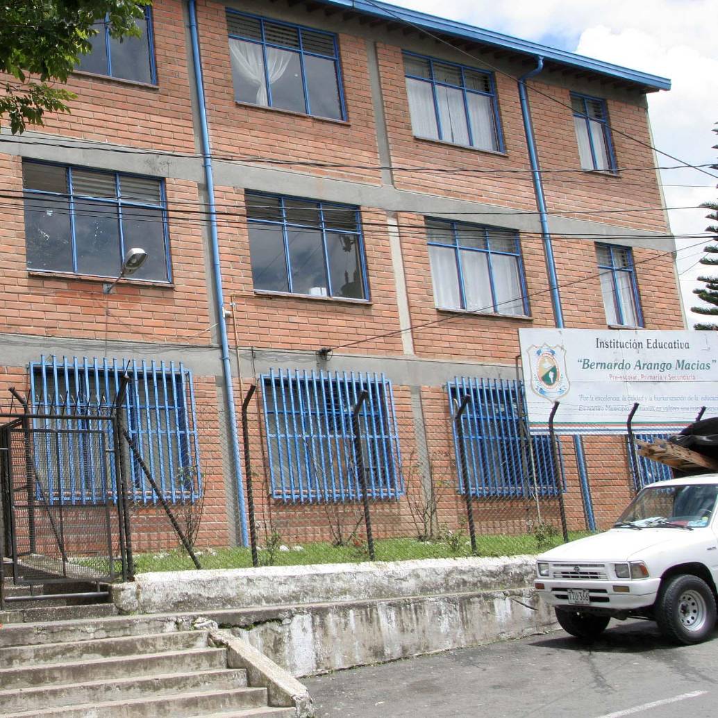 Fachada de la Institución Educativa Bernardo Arango Macías, de La Estrella. En una de las sedes de este colegio fue donde ocurrieron los hechos. FOTO: EL COLOMBIANO