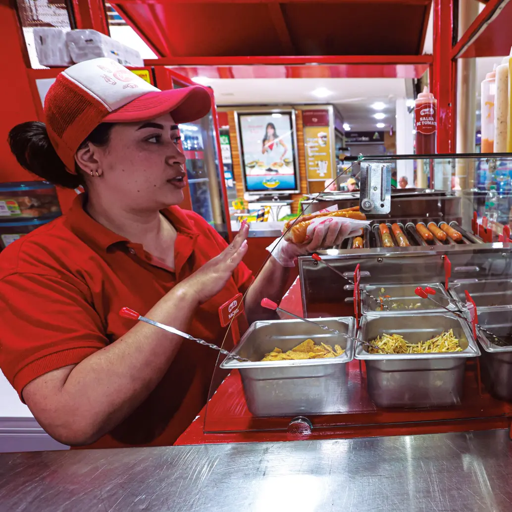 Para muchos puede ser inusual, pero otros optan por quedarse, tomarse el tiempo de mirar la carta y las diferentes alternativas, no sólo dándose el chance de probar algo rico, sino de apoyar. FOTO Manuel Saldarriaga