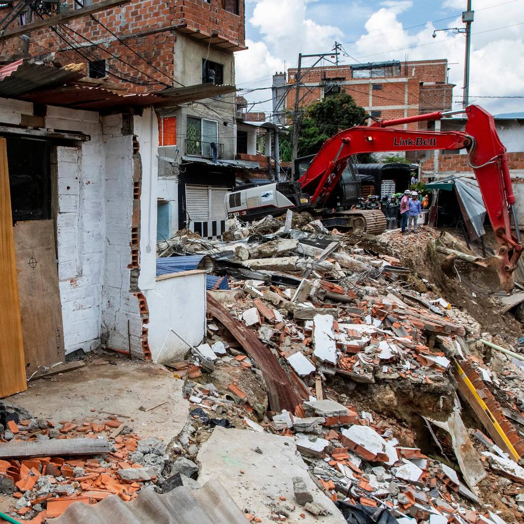 El control territorial es una de las tareas en las que Medellín no da abasto. Este semana, las autoridades tuvieron que demoler varias casas construidas en zona de riesgo en la quebrada Altavista. FOTO<b><span class="mln_uppercase_mln"> Julio César Herrera</span></b>