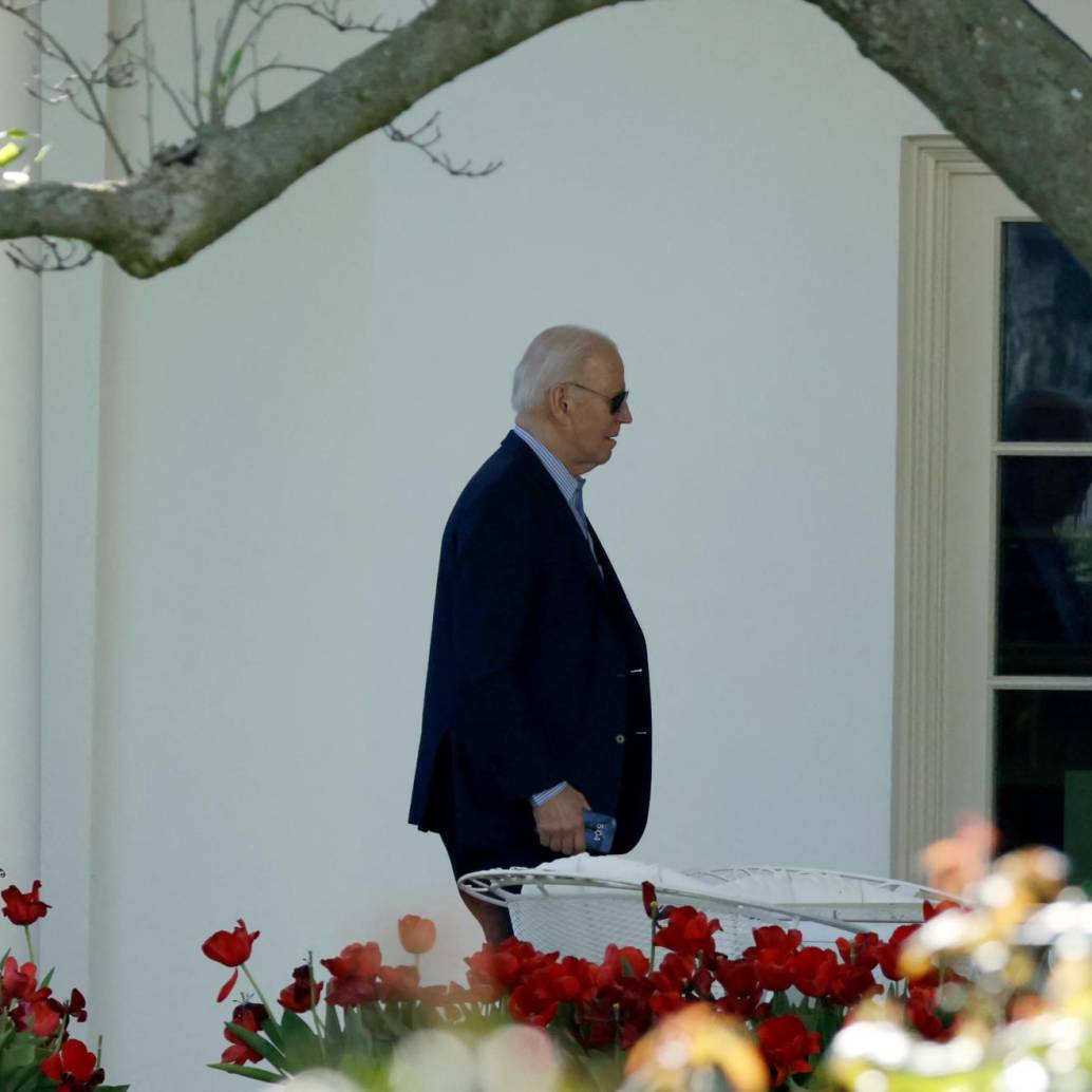 El mandatario Biden llegando a la Casa Blanca este sábado para atender la situación en Oriente Medio. FOTO AFP