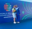 La nadadora Jenny Janeth Hatiuska Durán con su medalla de oro, tras la premiación de la categoría 60-69 años. FOTO CORTESÍA FECNA