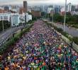 La capital antioqueña se llenó de energía, color y deporte con la Media Maratón Corre Mi Tierra 2026. Cerca de 20.000 corredores tomaron las calles en una jornada que reafirma a Medellín como epicentro del running en el país. Foto: Manuel Saldarriaga Quintero.