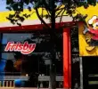 La reconocida cadena de restaurantes colombiana Frisby S.A. BIC, famosa por su icónico “pollito” y el eslogan “Nadie lo hace como Frisby lo hace”, enfrenta un desafío legal por su marca en Europa. FOTO: CORTESÍA FRISBY COLOMBIA