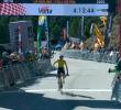 Este es el momento en el que Jonas Vingegaard cruza la meta como ganador de la quinta etapa de la Vuelta a Cataluña. FOTO: Captura de video