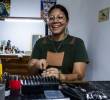Stephanie García, joyera de San Carlos, dispone todas las herramientas para que sus alumnos fabriquen la joya que le regalarán luego a su ser amado. FOTO Julio Herrera