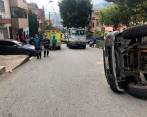 El cuerpo de Bomberos de Medellín, con cinco unidades, atendió el accidente en el que perdió la vida una mujer. FOTO CORTESÍA