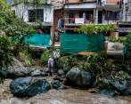 En el barrio Patio Bonito, en El Poblado, el agua cubría las llantas de los carros y motos. Foto CAMILO SUÁREZ