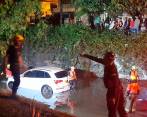 Organismos de socorro realizan las labores de rescate de las personas fallecidas en el deprimido de Conquistadores. Foto Cortesía 
