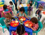 La dieta de los niños está basada en los alimentos que suele consumir la etnia emberá, como plátano, yuca y granos. FOTO CORTESÍA
