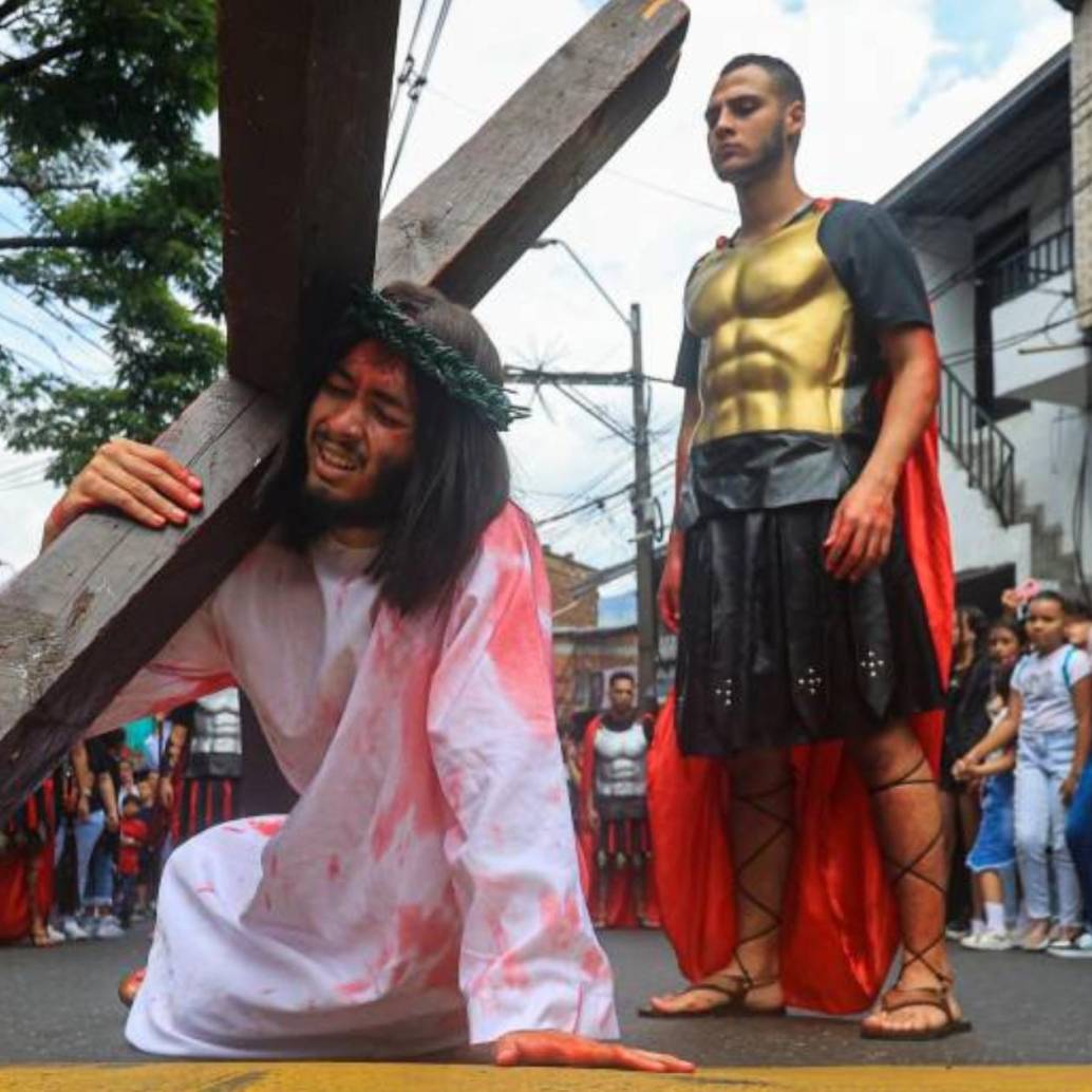 Una procesión de Viernes Santo dramatizada por algunos jóvenes cuando Jesús está llevando la cruz. FOTO: MANUEL SALDARRIAGA 