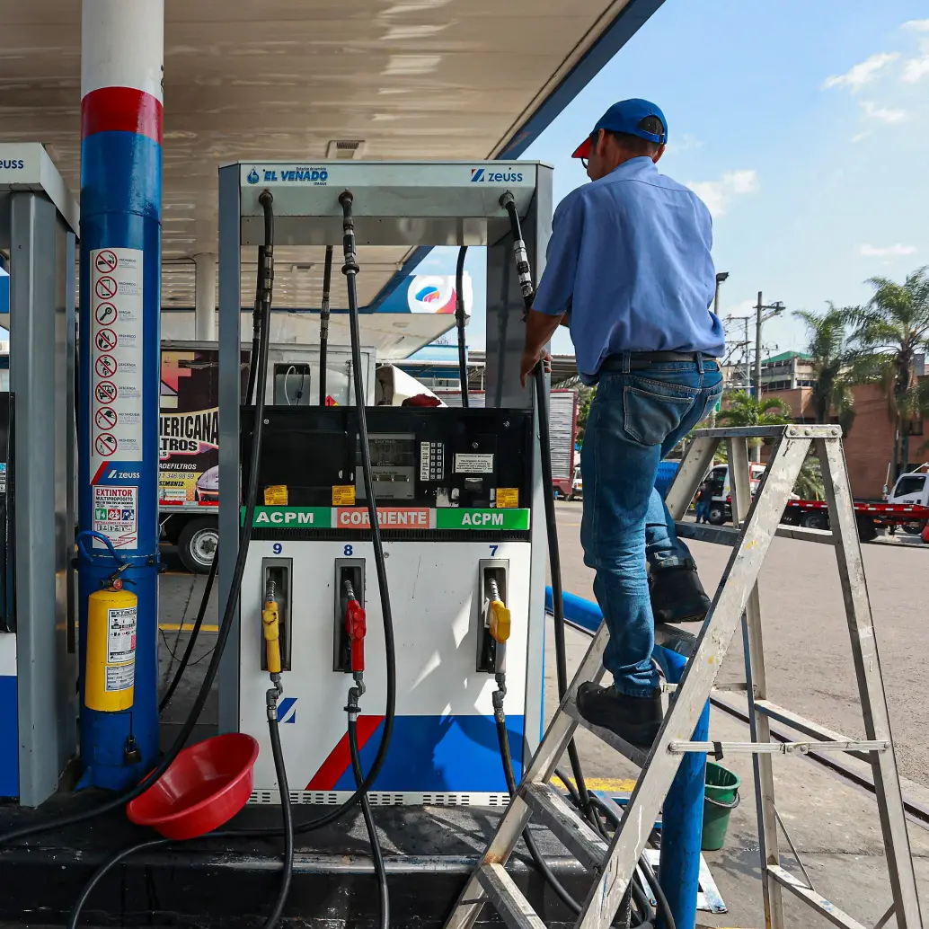 Una reducción de $500 aplicaría en las próximas horas el gobierno al precio de la gasolina. FOTO Manuel Saldarriaga