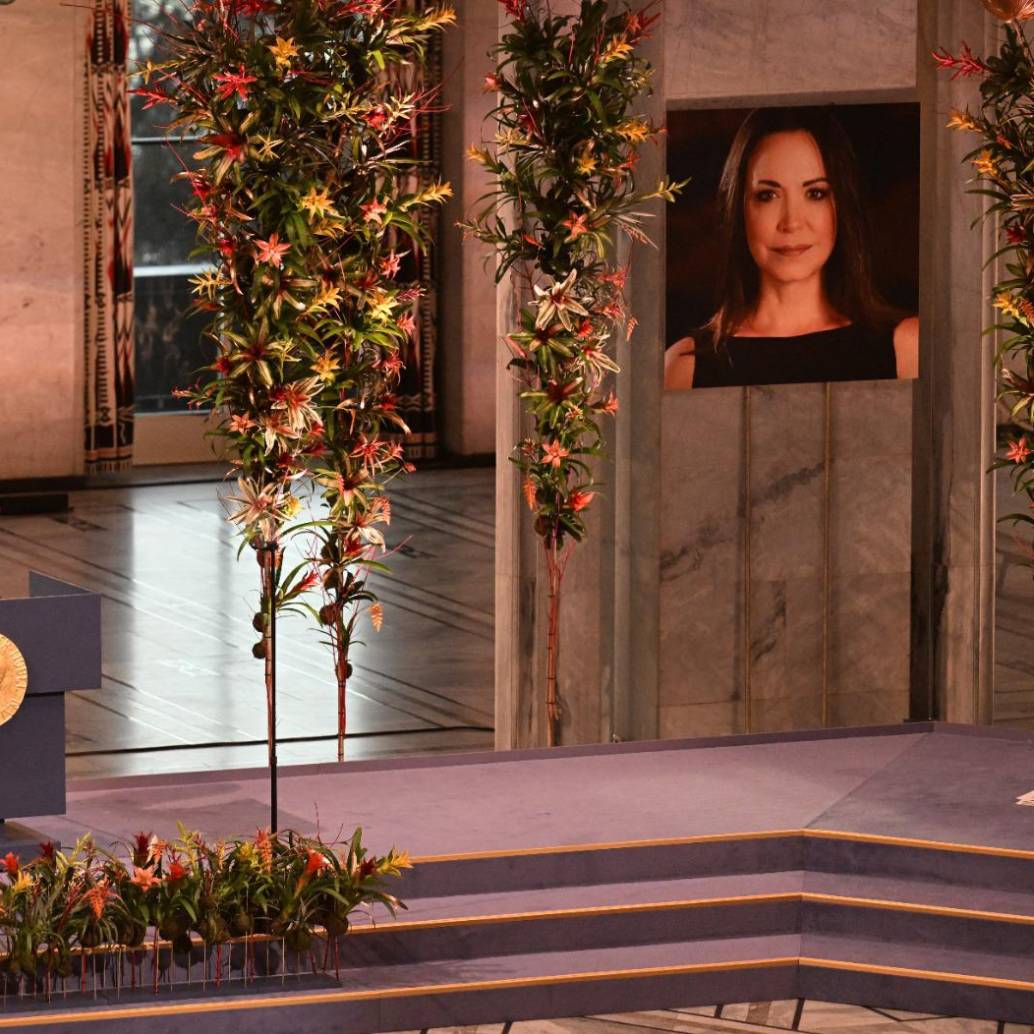 Ana Corina Sosa Machado, hija de la política venezolana Marina Corina Machado, recoge el Premio Nobel de la Paz en su nombre durante la ceremonia de entrega del Premio Nobel de la Paz en el Ayuntamiento de Oslo, Noruega. 