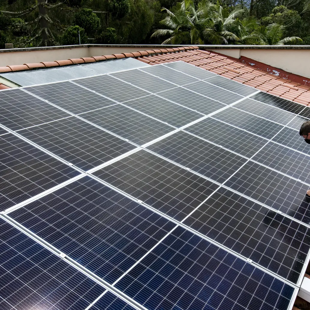Producir parte de la electricidad desde el techo de la casa dejó de ser solo una apuesta por la sostenibilidad y se convierte en una estrategia para ahorrar, mitigar el impacto de futuras alzas en la factura de energía e incluso aumentar el valor del inmueble. Foto: Jaime Pérez Munévar