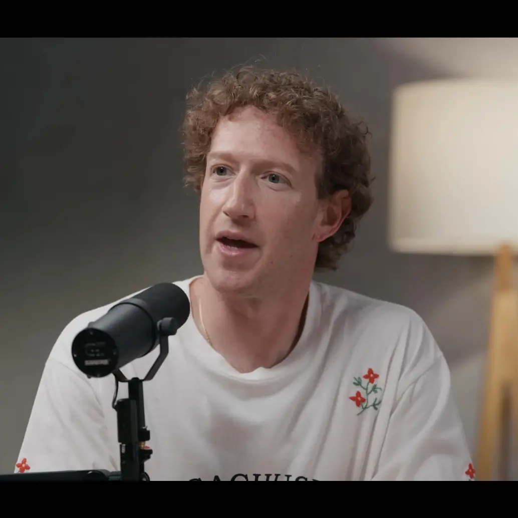 El creador de Facebook dijo también que “al feed no le importa si lo que retiene tu atención tiene pulso. Le importa si te quedas”. FOTO tomada de YouTube @CleoAbram