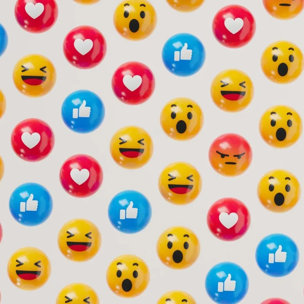 El uso de iconos visuales en plataformas digitales permite a los usuarios enfatizar mensajes y estructurar la información de manera más ágil que el texto plano. FOTO cortesía Buzzmonitor