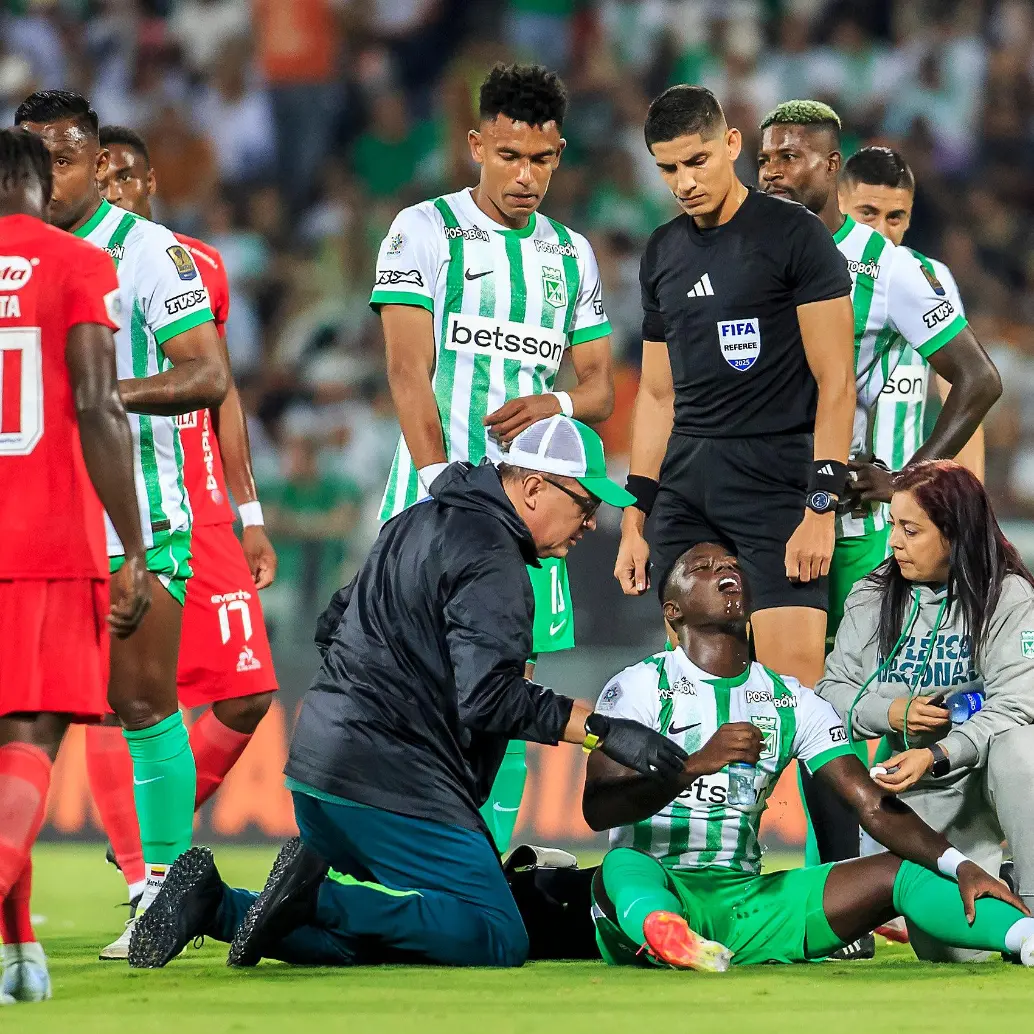 La fisioterapeuta Marcela Maya atiende a Marino Hinestroza en compañía del médico Nelson Rodríguez. FOTO CAMILO SUÁREZ