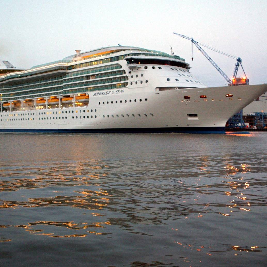 El Serenade of the Seas, crucero de 293 metros construido en el astillero Meyer de Alemania para Royal Caribbean, llegó este 2 de octubre a Miami, EE. UU. FOTO: AFP 
