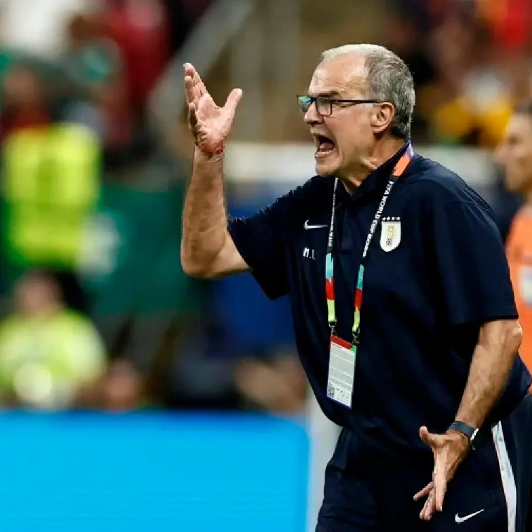 Marcelo Bielsa se despidió del Mundial-2026 en medio de la frustración por la eliminación de Uruguay y una nueva polémica por su reacción ante las cámaras. FOTO AFP