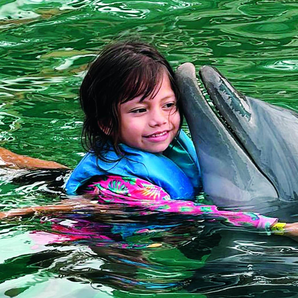 Gracias a la generosidad de empresas y personas, Mariana, su madre y su hermana estuvieron cuatro días en las playas de Santa Marta, donde pudo cumplir su sueño de conocer los delfines y renovar sus esperanzas en el futuro. FOTO Julio Herrera