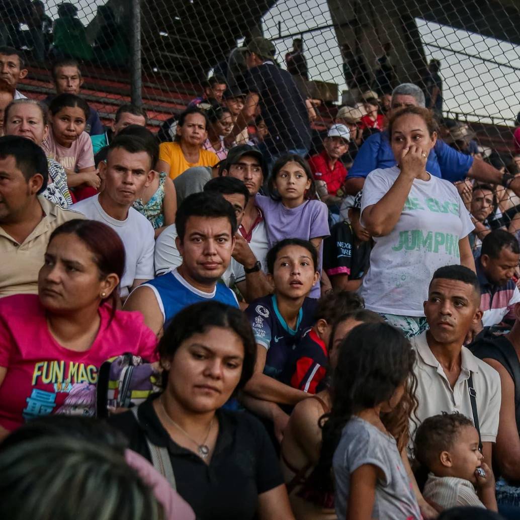Cientos de desplazados continúan llegando al Estadio General Santander, en busca de ayuda y refugio frente a la actual situación de violencia en el Catatumbo, por los enfrentamientos entre el ELN y las disidencias de las Farc. Foto: Colprensa