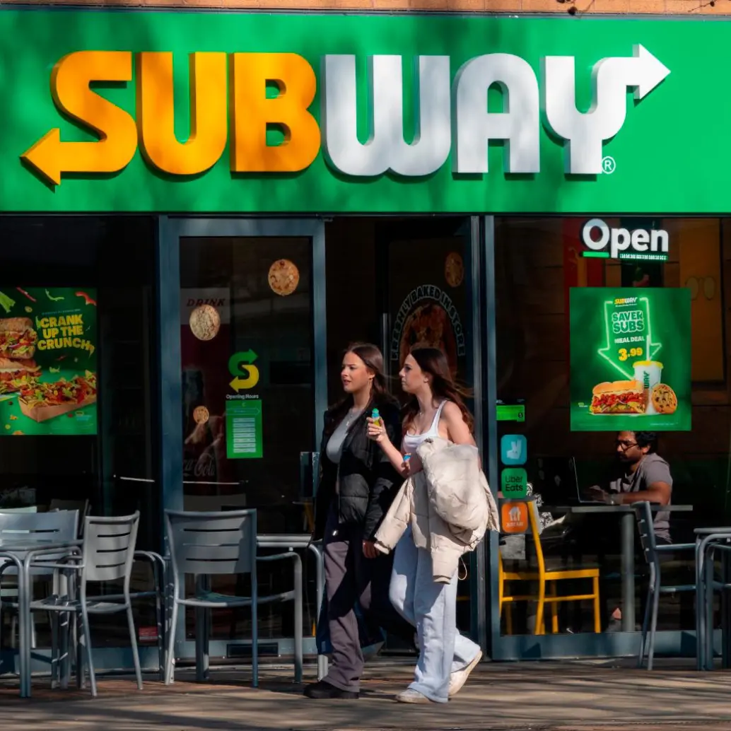 Subway redujo significativamente su número de restaurantes en Estados Unidos durante 2025 pese al aumento de sus utilidades. FOTO GETTY